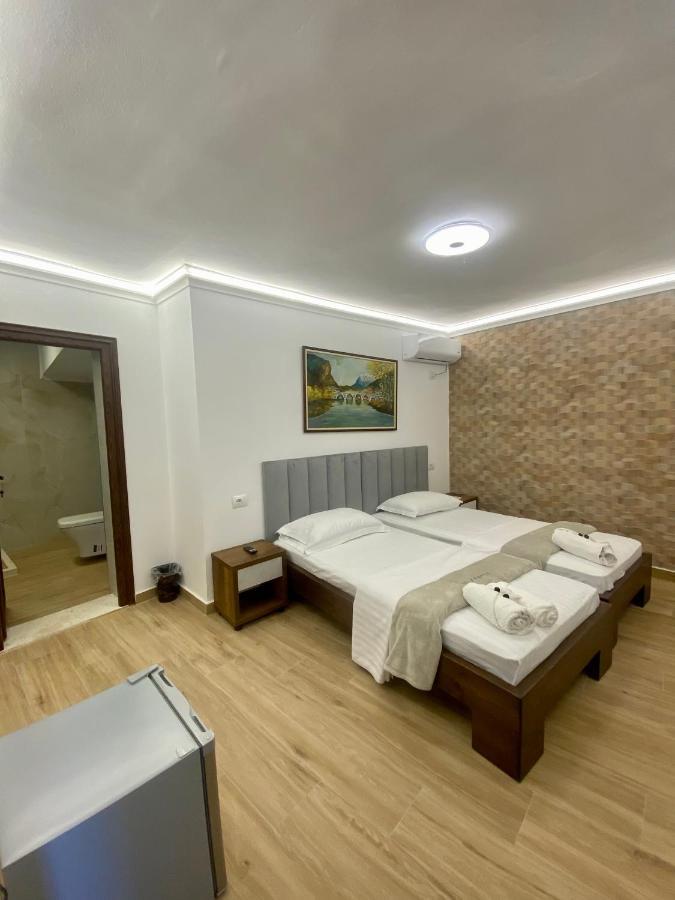 Vila Fatos Qama Berat Esterno foto